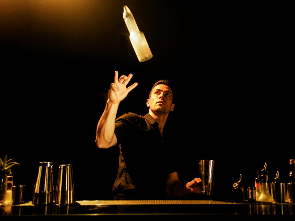 Bartender gooit een plastic trainingsfles omhoog